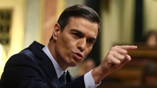 PEDRO SANCHEZ -HACE EL QUITE- A UN PERIODISTA