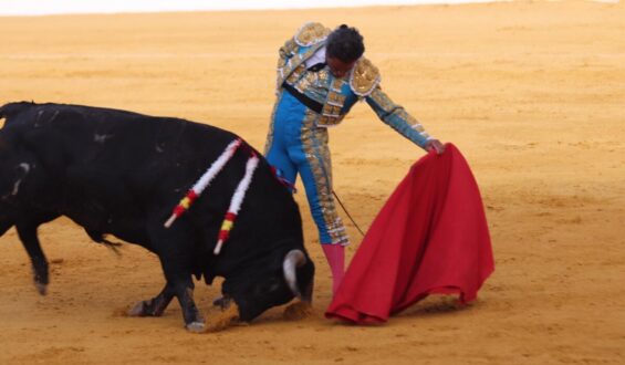 UN GRAN FINITO DE CORDOBA CORTA CUATRO OREJAS Y UN RABO EN ANTEQUERA