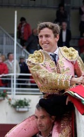 ROMAN A HOMBROS CON MANEJABLE CORRIDA DE TOROS DE VICTORINO MARTIN EN ALCALÁ DE HENARES