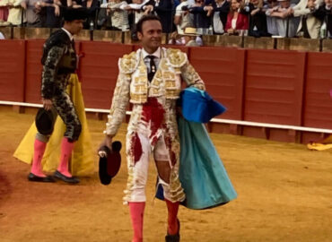 A.   FERRERA EN FAENA AL RALENTI CORTA UNA OREJA