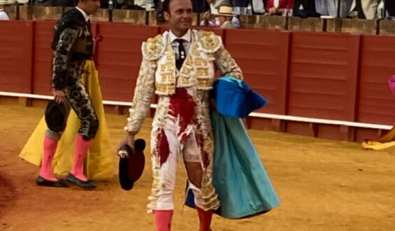 A.   FERRERA EN FAENA AL RALENTI CORTA UNA OREJA