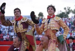 PERERA Y ROCA REY A HOMBROS EN PAMPLONA