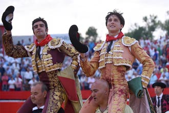 PERERA Y ROCA REY A HOMBROS EN PAMPLONA