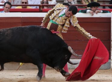 OTRA TRIUNFAL COMPARECENCIA DE EMILIO DE JUSTO QUE SALE A HOMBROS DE CAÑAVERALEJO