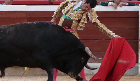 OTRA TRIUNFAL COMPARECENCIA DE EMILIO DE JUSTO QUE SALE A HOMBROS DE CAÑAVERALEJO