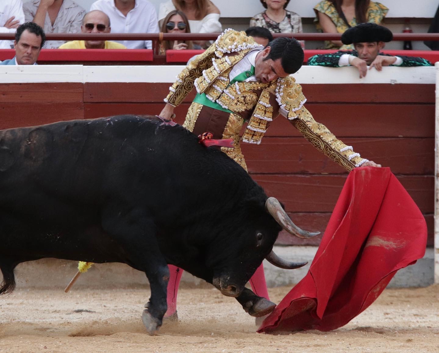 OTRA TRIUNFAL COMPARECENCIA DE EMILIO DE JUSTO QUE SALE A HOMBROS DE CAÑAVERALEJO