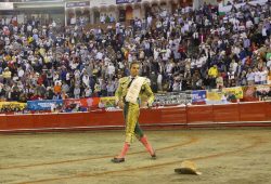 “LEGIONARIO” Y L. BOLIVAR SACUDIERON LA SENSIBILIDAD DE UNA PLAZA LLENA