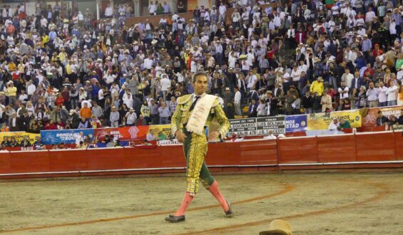 “LEGIONARIO” Y L. BOLIVAR SACUDIERON LA SENSIBILIDAD DE UNA PLAZA LLENA