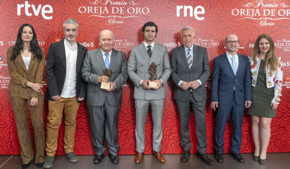 MORANTE Y VICTORINO RECIBEN TROFEO