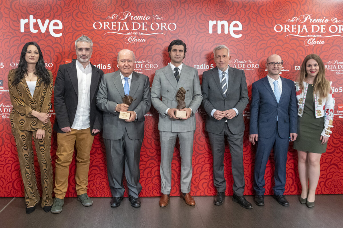 MORANTE Y VICTORINO RECIBEN TROFEO