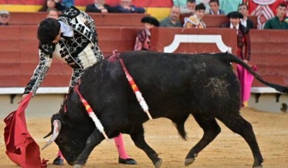 NOTABLE TRIUNFO DE ARTURO CARTAGENA EN PLAZA ESPAÑOLA