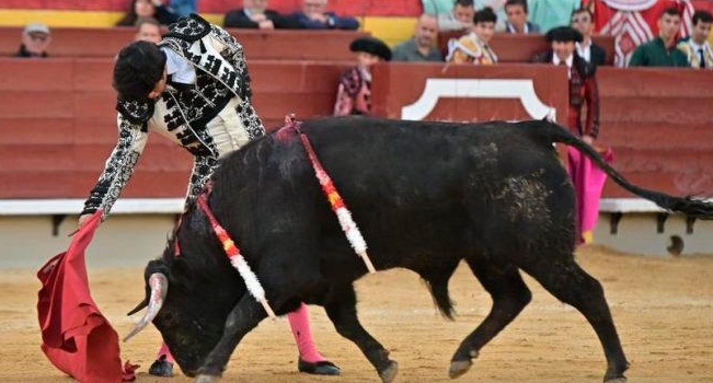 NOTABLE TRIUNFO DE ARTURO CARTAGENA EN PLAZA ESPAÑOLA