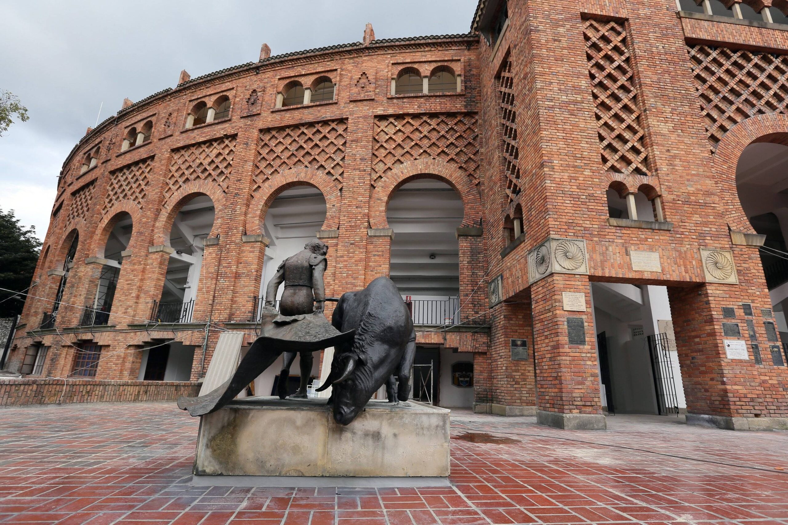 ARBITRARIEDAD, ATROPELLO, INJUSTICIA, ABSOLUTISMO CONTRA LA PLAZA DE TOROS DE SANTAMARIA