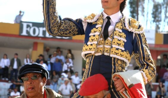 PUERTA GRANDE PARA S. CASTELLA EN LATACUNGA