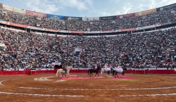 CON PLAZA LLENA SE REABRIÓ LA MONUMENTAL DE MEXICO