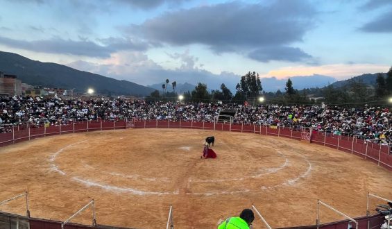 PLAZA LLENA Y TRIUNFO DE C. PARDO Y M. ESCRIBANO EN LENGUAZAQUE