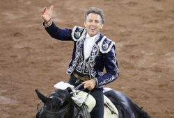 CON EL CORO DE TORERO, TORERO, TORERO SE DESPIDIO PABLO HERMOSO DE MENDOZA DE LA MEXICO