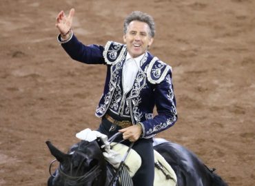 CON EL CORO DE TORERO, TORERO, TORERO SE DESPIDIO PABLO HERMOSO DE MENDOZA DE LA MEXICO