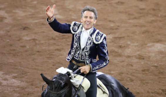 CON EL CORO DE TORERO, TORERO, TORERO SE DESPIDIO PABLO HERMOSO DE MENDOZA DE LA MEXICO