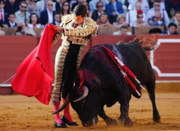 OCTAVA CORRIDA EN SEVILLA  TRIUNFADOR EMILIO DE JUSTO QUE CORTA LA ÚNICA OREJA DE LA TARDE.