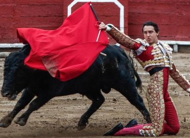 SEVILLA  FRENETICA SE LE ENTREGA A ROCA REY QUE ABRE LA PUERTA DEL PRINCIPE