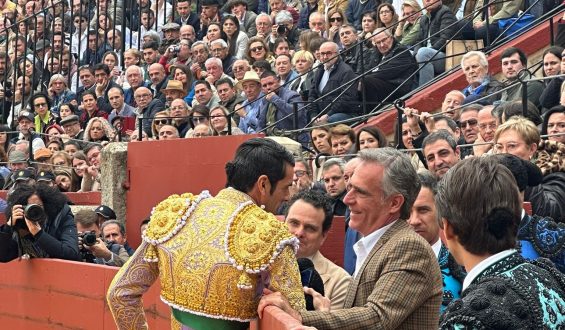 EMILIO DE JUSTO BRINDA TORO AL GANADERO COLOMBIANO “COCO” MOLINA