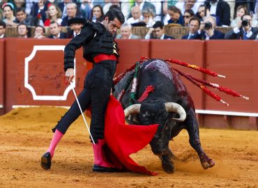 TRIUNFO LEGÍTIMO DE  E. DE JUSTO CON DOS OREJAS. UNA CORTÓ EL CID, LUQUE OVACIONADO