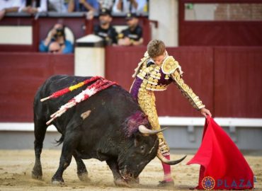 UN TORO BRAVO DEJÓ VER LAS CONDICIONES DE BORJA JIMENEZ QUE CORTÓ UNA OREJA