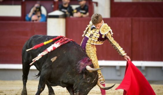 UN TORO BRAVO DEJÓ VER LAS CONDICIONES DE BORJA JIMENEZ QUE CORTÓ UNA OREJA