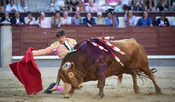 TARDE ACCIDENTADA SALIENDO HERIDOS F.J. ESPADA E ISAAC FONSECA QUE CORTÓ LA ÚNICA OREJA DE LA TARDE.