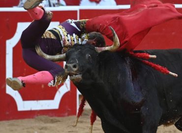 TRIUNFO Y ADVERSIDAD en la 1ª de PAMPLONA