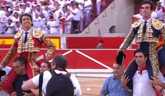 TARDE ROTUNDA DE BUEN TOREO EN PAMPLONA. ROCA REY Y RUFO A HOMBROS. LA ESPADA EN EL PRIMERO LE NEGO LA PUERTA GRANDE A PERERA.