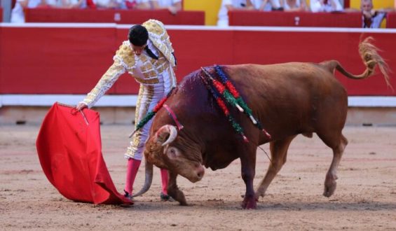 COMPLICADA CORRIDA DE DOMINGO HERNANDEZ QUE NO CONTRIBUYÓ AL TRIUNFO DE LOS TOREROS.