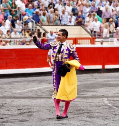 MANZANARES Y  ROCA REY CORTAN  UNA OREJA CADA UNO EN BILBAO.