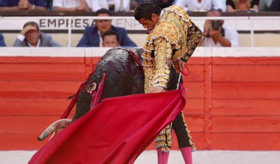 EMILIO DE JUSTO EN BILBAO DEJA SENTADO SU PRESTIGIO CORTANDO LA UNICA OREJA DE LA TARDE