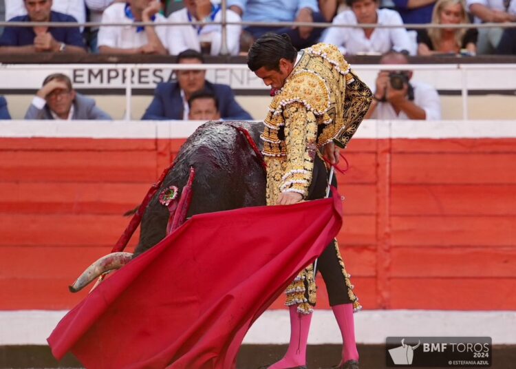 EMILIO DE JUSTO EN BILBAO DEJA SENTADO SU PRESTIGIO CORTANDO LA UNICA OREJA DE LA TARDE