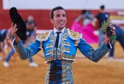 UN “MALANDRIN” Y DAVID DE MIRANDA SE ENCONTRARON EN UTRERA MIENTRAS JUAN DE CASTILLA PIERDE LAS OREJAS  POR LA ESPADA EN ARLES