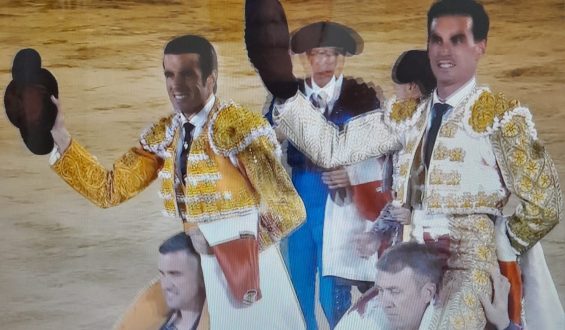 FAENON DE EMILIO DE JUSTO CON UN TORO DE LA QUINTA EN ALBACETE. FERNANDO ADRIAN LO ACOMPAÑA EN LA SALIDA A HOMBROS.