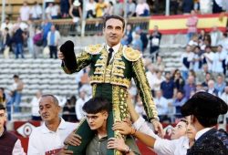 EMOTIVA DESPEDIDA DE PONCE EN SALAMANCA CORTANDO DOS OREJAS. JUAN DE CASTILLA UNA Y UNA EN EL TIEMBLO.