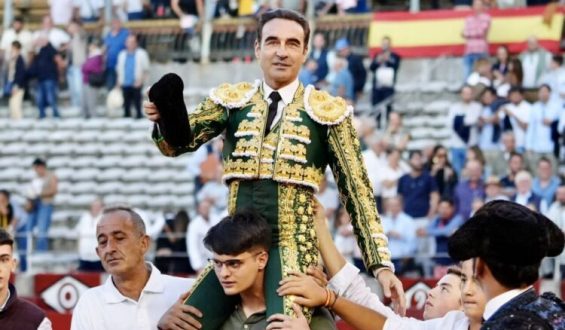 EMOTIVA DESPEDIDA DE PONCE EN SALAMANCA CORTANDO DOS OREJAS. JUAN DE CASTILLA UNA Y UNA EN EL TIEMBLO.