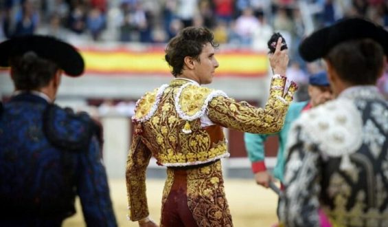 FINAL DE FERIA DE OTOÑO ACCIDENTADO CON DOS CORNADAS A ROCA REY