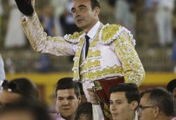 ENRIQUE PONCE SE DESPIDE DE ACHO ABRIENDO LA PUERTA GRANDE