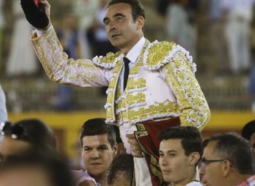 ENRIQUE PONCE SE DESPIDE DE ACHO ABRIENDO LA PUERTA GRANDE