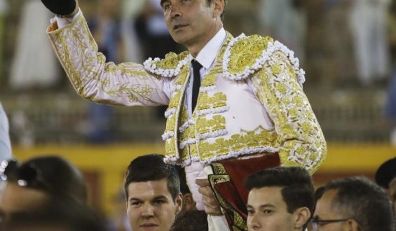 ENRIQUE PONCE SE DESPIDE DE ACHO ABRIENDO LA PUERTA GRANDE