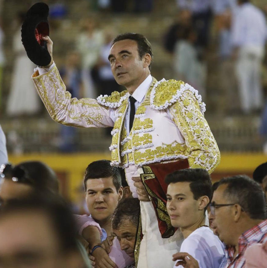 ENRIQUE PONCE SE DESPIDE DE ACHO ABRIENDO LA PUERTA GRANDE