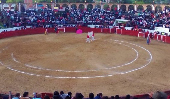 PLAZA LLENA Y TOREROS TRIUNFANTES EN VILLAPINZON