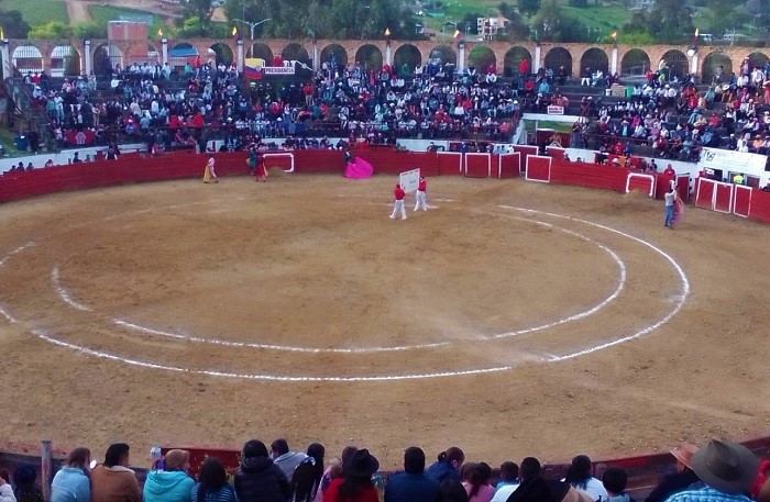 PLAZA LLENA Y TOREROS TRIUNFANTES EN VILLAPINZON