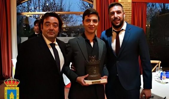 CRISTIAN RESTREPO RECIBE EL PREMIO “TORREÓN DE BRONCE”