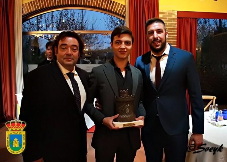 CRISTIAN RESTREPO RECIBE EL PREMIO “TORREÓN DE BRONCE”