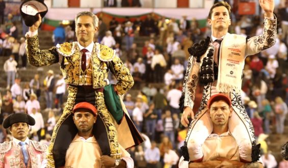 BOLIVAR Y LUQUE A HOMBROS. TALAVANTE DE VACIO CON VARIADA CORRIDA DE J. B. CAICEDO